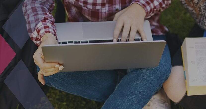 Imagem de uma jovem empresária de startup com um notebook no colo